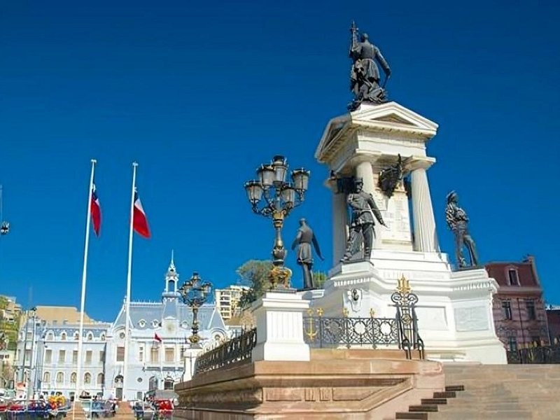 The monument to the heroes of Iquique on Plaza Sotomayor, flags flying beside it
