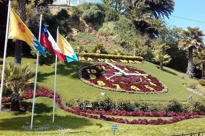 The Reloj de Flores, the flower clock planted into the hillside at Vina del Mar